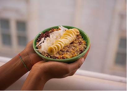 Banana-topped oatmeal in a green bowl